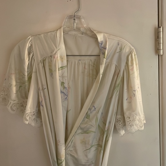 Beautiful off white silky style long robe floral print - Picture 2 of 8